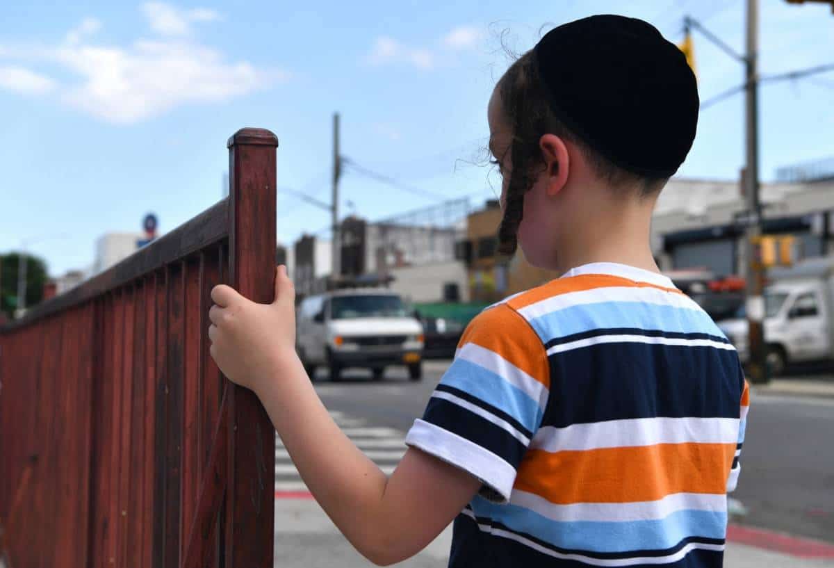 זוועה: הגנב שאל "איפה אמא שלך?" דחף ילד יהודי בן 6 ושדד את הקורקינט היוקרתי השייך לאחיו בעל הצרכים המיוחדים