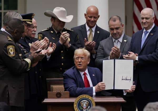 בעקבות פרשת ג'ורג' פלויד: טראמפ חתם על צו לרפורמה משטרתית