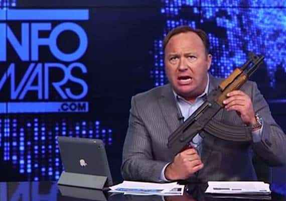 פייסבוק חסמה את המגיש השמרני אלכס ג'ונס