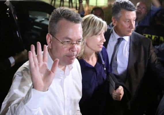 הכומר ריצ'רד ברנסון שוחרר מטורקיה ונמצא בדרכו הביתה