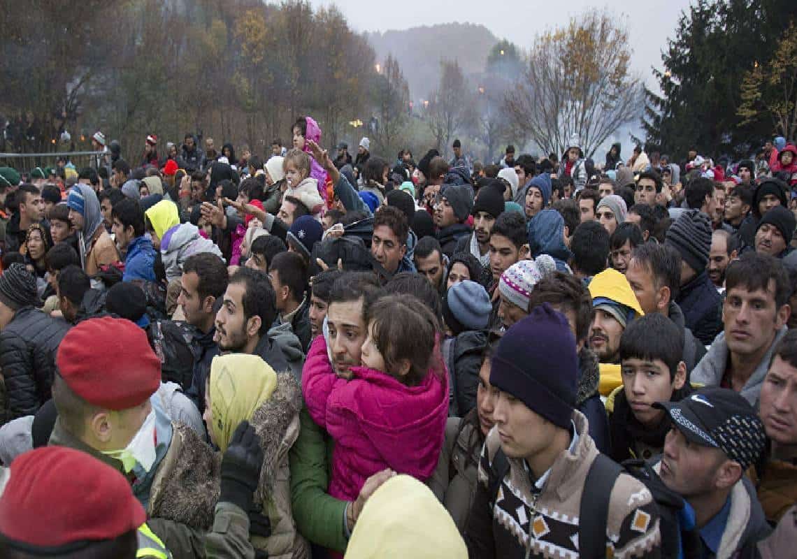 עשרות אלפי אפריקנים ואסייתים מתערבבים בזרם הפליטים האוקראינים בדרך לאיחוד האירופי 