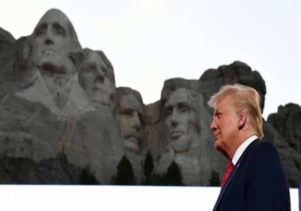 צפו: טראמפ "העמיד את ההיסטוריה על דיוקה" והכה ב''פאשיזם של השמאל הקיצוני'' בנאום ה-4 ביולי החגיגי בהר ראשמור