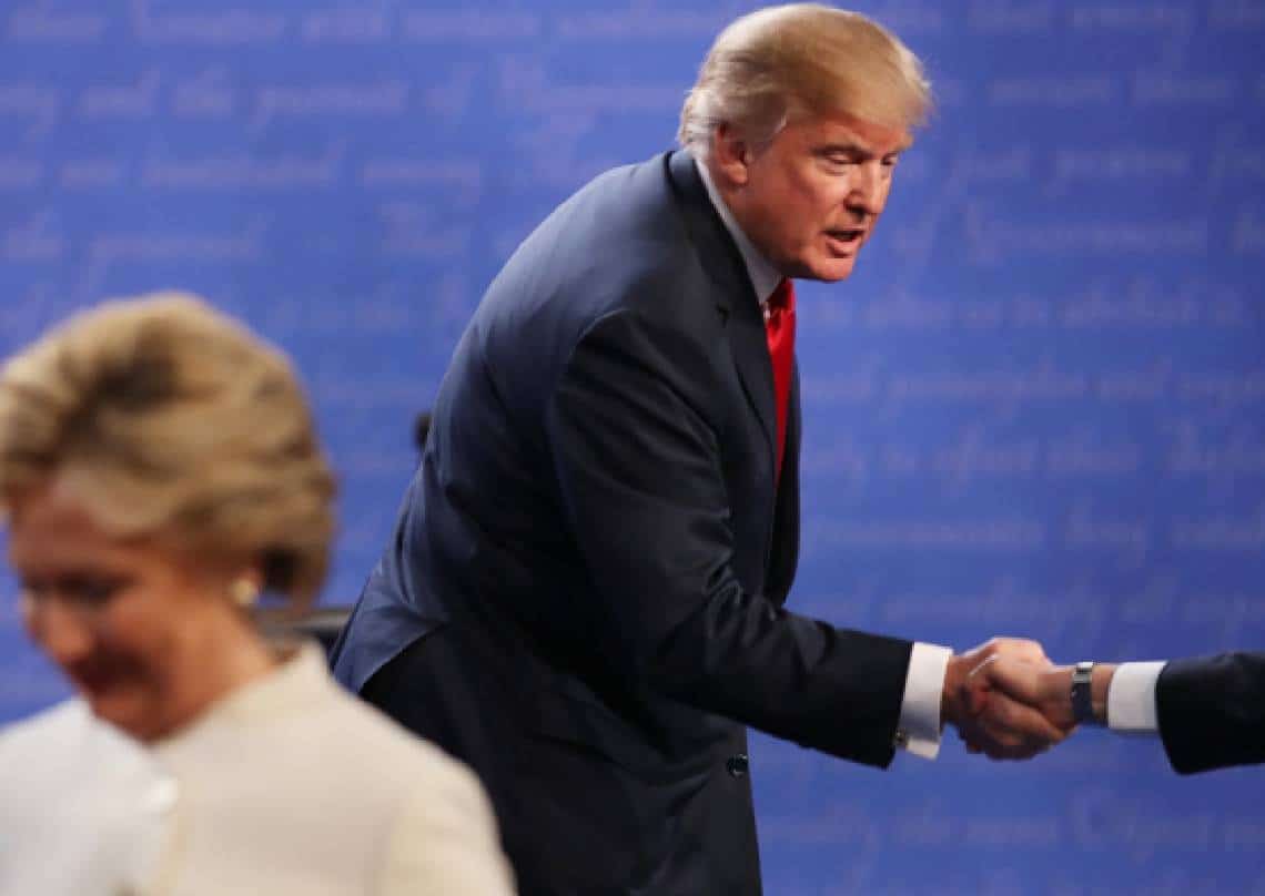 "בסביבת קלינטון חששו שטראמפ ירעיל אותה באמצעות לחיצת יד באחד מהעימותים הנשיאותיים ב-2016"