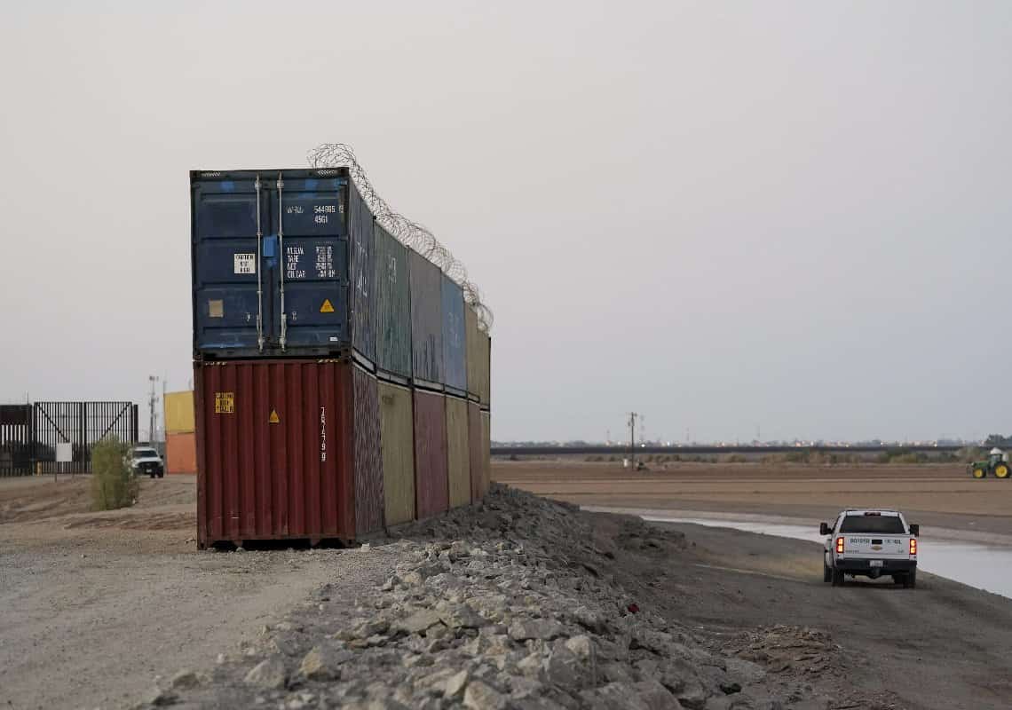 שריף באריזונה פונה למושל המדינה: "תפסיק לשלוח מכולות לגבול הדרומי"