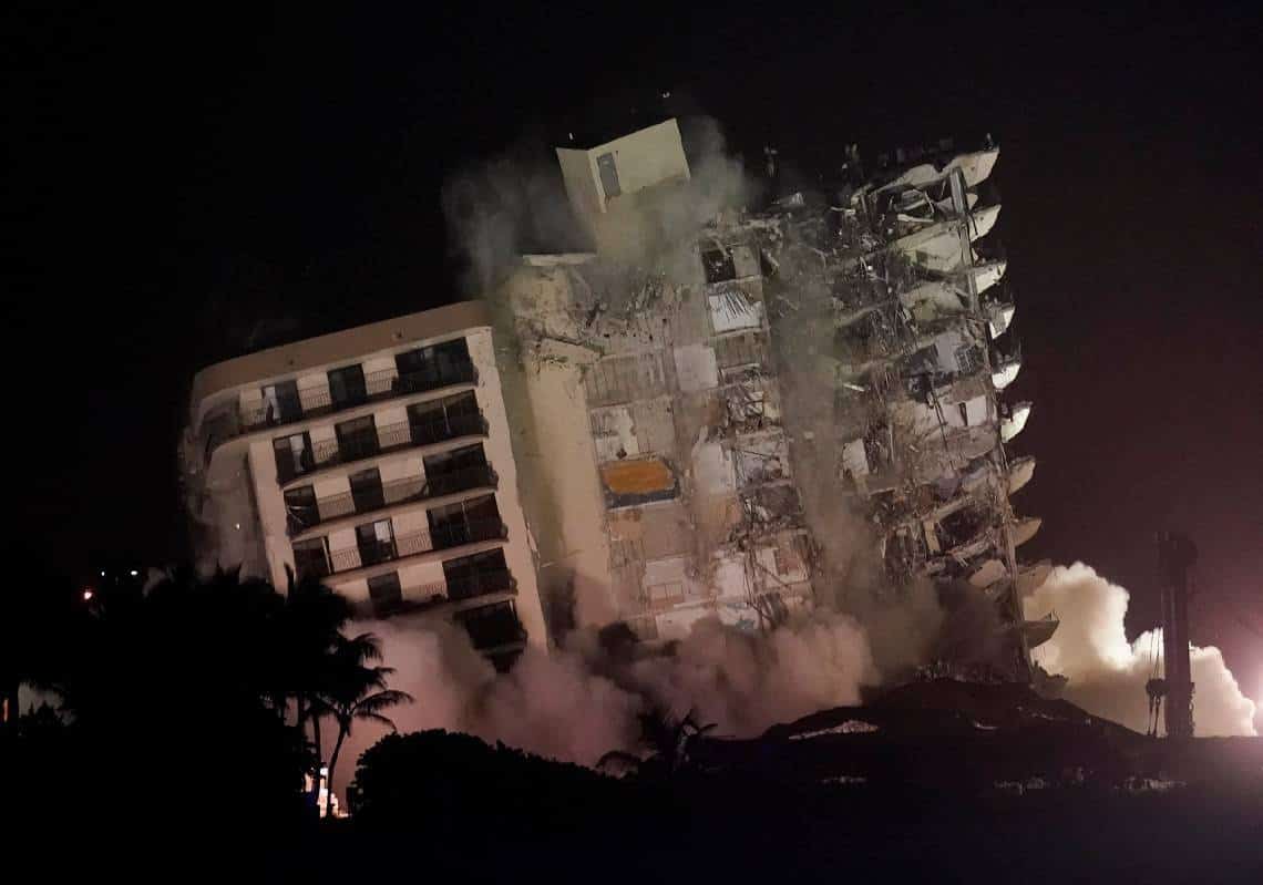 שאריות בניין הדירות בפלורידה הופלו בפיצוץ מבוקר במטרה לאפשר את חידוש החיפושים