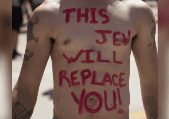 מבוכה ל-KKK: רק 9 תומכים הגיעו להפגנה בדייטון, מול מאות מתנגדים