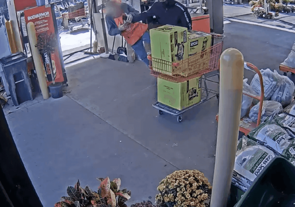 קשה לצפייה: עובד של הום דיפו בן 83 מת לאחר שנדחף על ידי גנב 