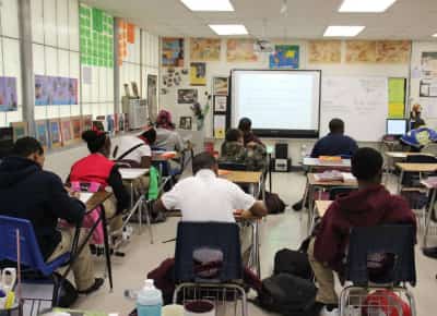 משכורת כדי להישאר בכיתה: כך 500 דולר בחודש מצילים תלמידים חסרי בית מנשירה