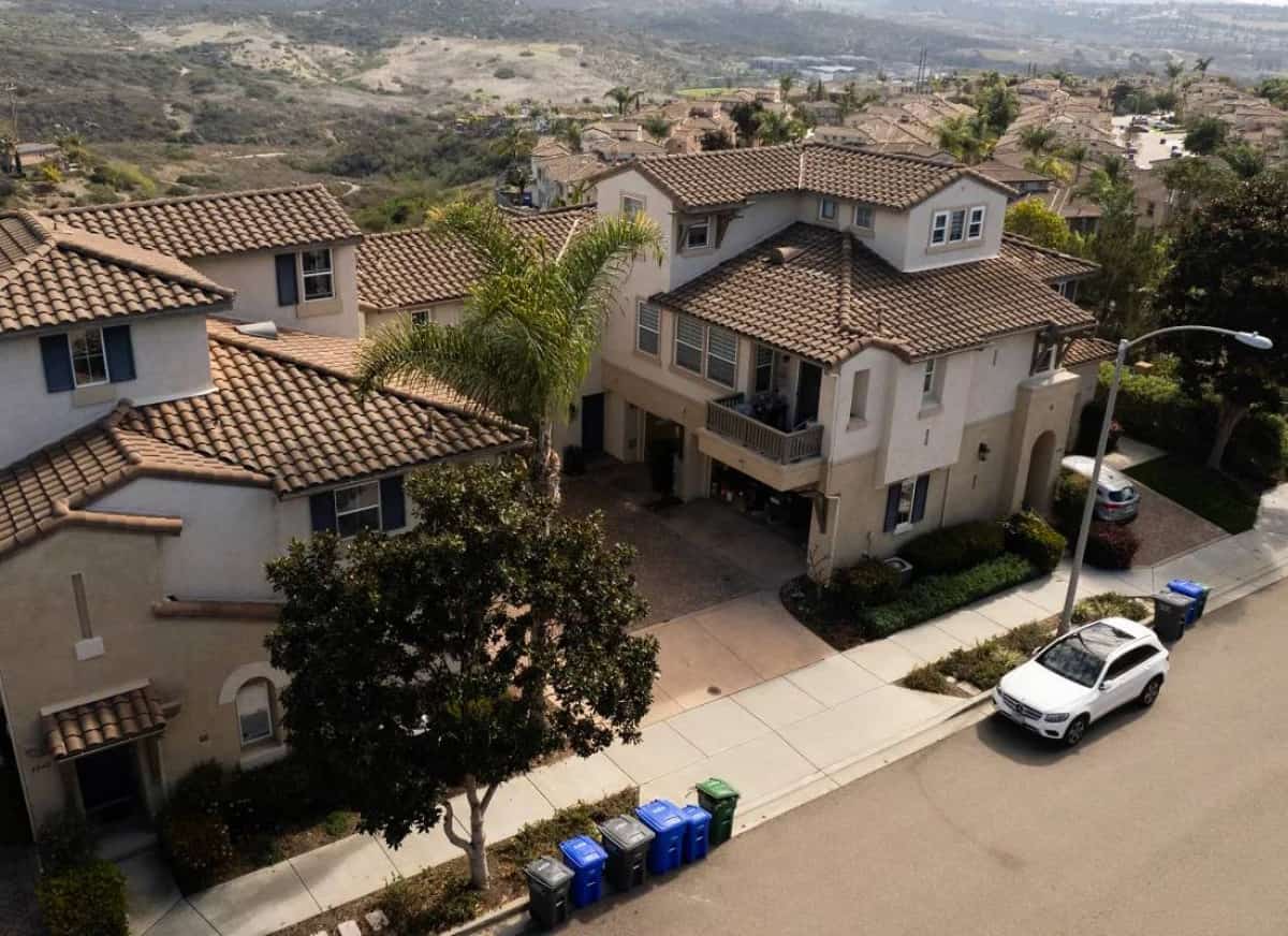 המהפכה השקטה בשוק הדירות: כלי בינה מלאכותית יחשוף את הסודות הכמוסים של ועדי הבתים בקליפורניה  