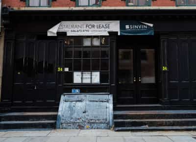 גל סגירות מטלטל את ניו יורק: כמעט 5,000 עסקים נעלמו ברבעון אחד – והעיר חווה את השפל החריף מאז ימי הקורונה