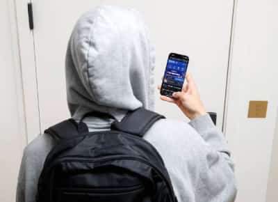 מהמרים בכסף מבר־המצווה: מגפת הימורי הספורט שסוחפת את הילדים בניו־יורק