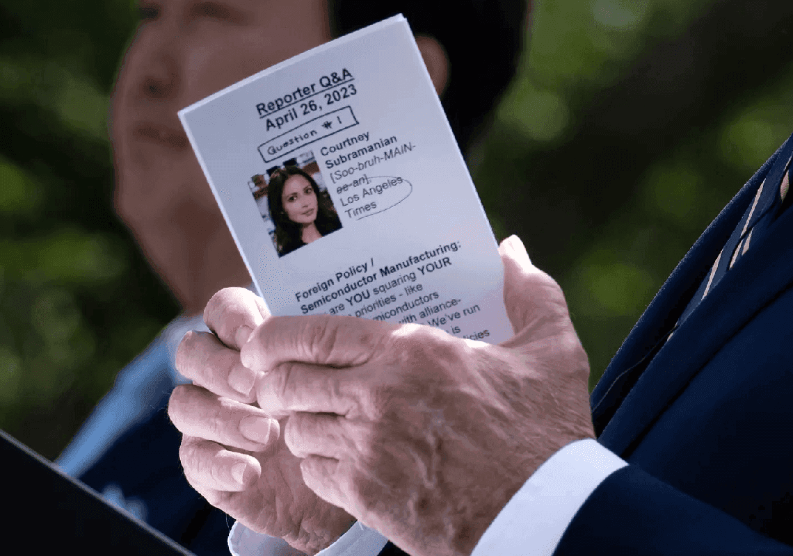 הכל ידוע מראש: צלמים הצליחו לתעד את תוכן הפתקים שברשותו של ביידן