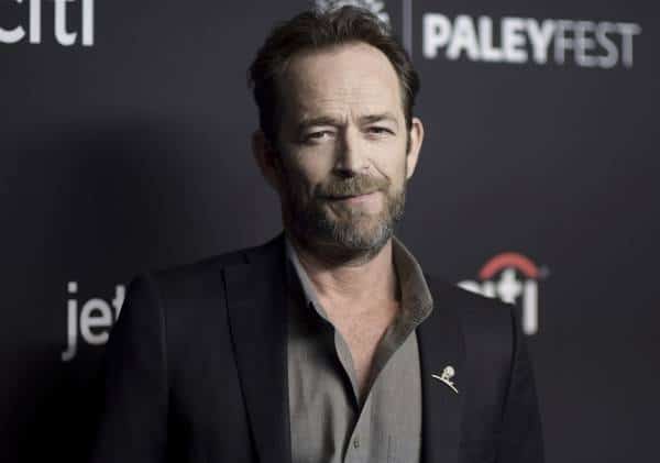 כוכב "בוורלי הילס 90210" אושפז בעקבות אירוע מוחי ביום שבו הסדרה זכתה לחידוש