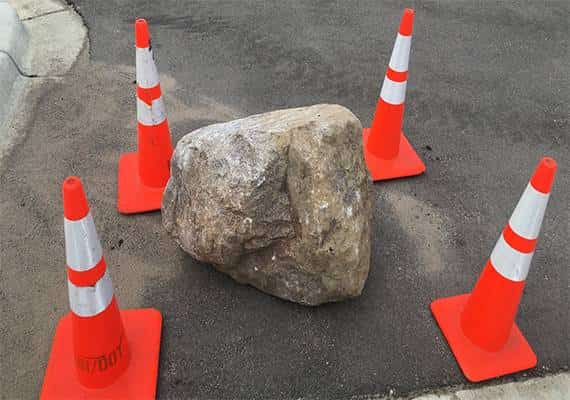 טרגדיה במינסוטה: סלע נפל ממשאית במהלך נסיעה על אם ובתה