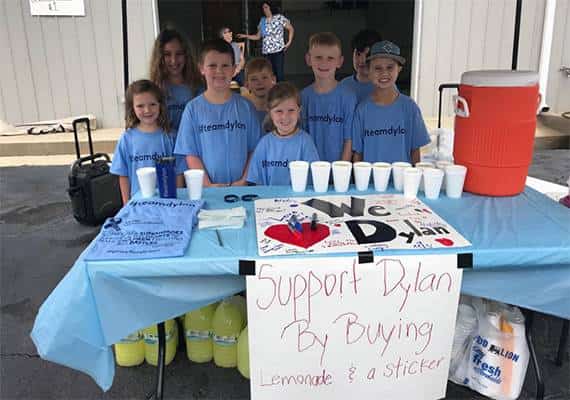 אח למופת: בן 9 גייס אלפי דולרים לאחיו החולה בעזרת דוכן לימונדה