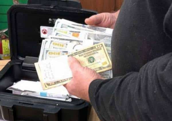 "שקלתי לשמור את הכסף": מחווה יוצאת דופן בעקבות מציאת עשרות אלפי דולרים בספה שנרכשה