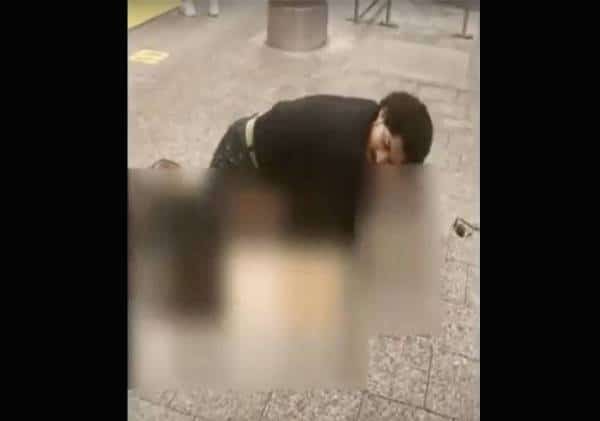 ההתפוררות נמשכת: תיעוד מחריד מלב מגיפת הפשע בניו יורק - באור יום, למול נוסעי הרכבת התחתית, גבר ניסה לאנוס אישה