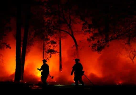 2 קורבנות ראשונים בשריפה בדרום קליפורניה. הרוחות נחלשו אך צפויות להתחזק שוב הלילה