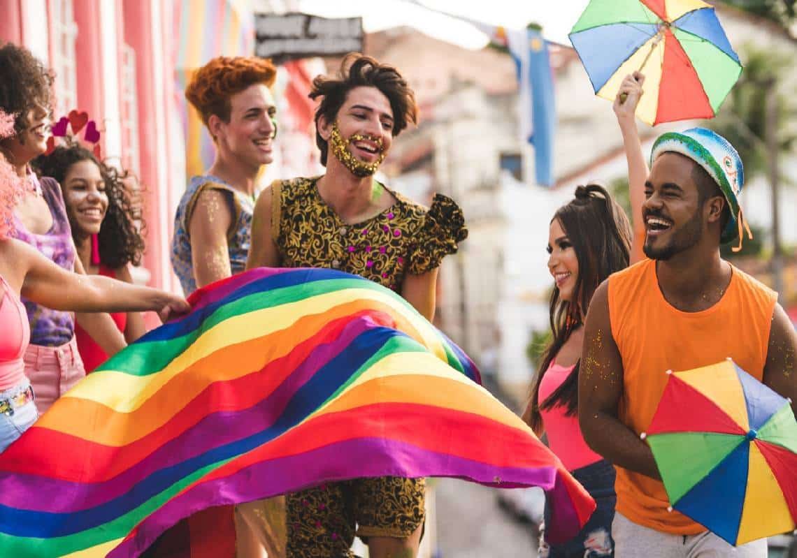 נתונים מדהימים: "1 מכל 5 צעירים מזדהה כלהט"ב", עיתונאי הומוסקסואל טוען - 'מדובר בהנדסה חברתית'