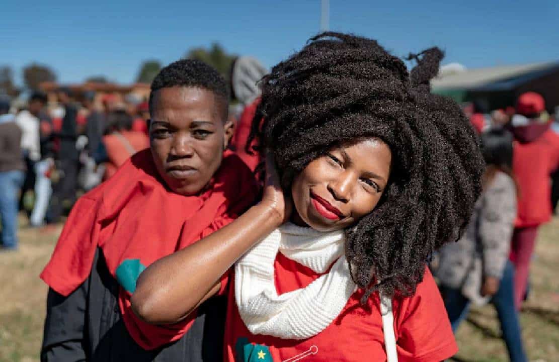 "לשחוט את כולם": האם דרום אפריקה תשמיד את אזרחיה הלבנים? סרטון של 100,000 שחורים המסיתים לרצח-עם מעורר תדהמה