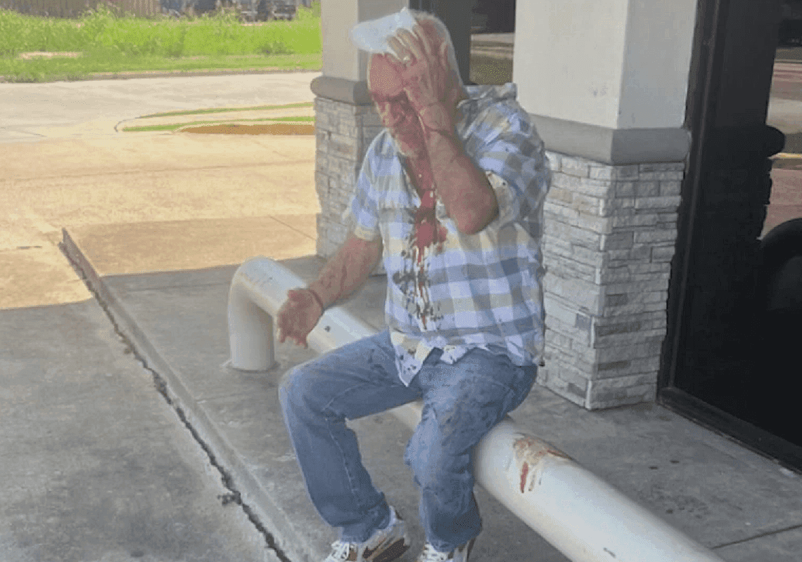 תיעוד מטקסס: סבא ל-11 נכדים סיכן את חייו כדי לסייע לצעירה - ונשדד באיומי אקדח 