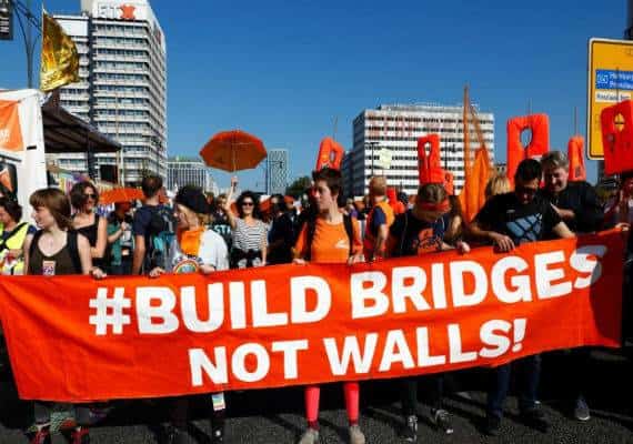 "תבנו גשרים ולא חומות" הפגנת ענק נגד הימין הקיצוני בגרמניה
