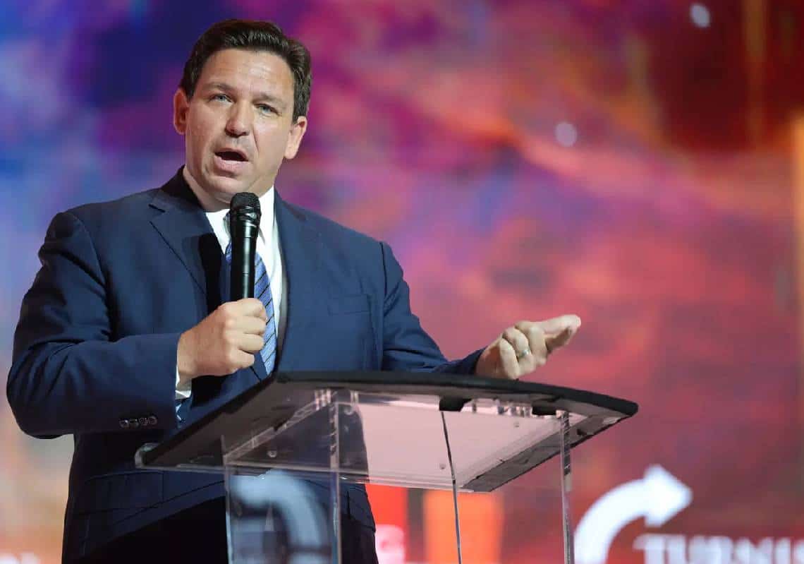 דה-סנטיס הכניס אנשים לכלא בגלל שעברו על חוקי הבחירות