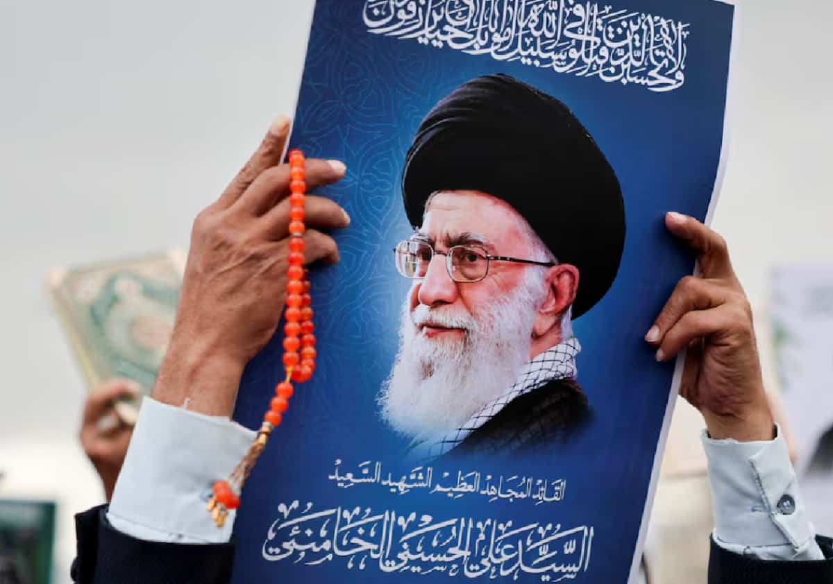 סערה בשוק התחזיות: אתר אמריקאי נתבע במיליוני דולרים כי סירב לשלם על הימורים סביב חיסולו של חמינאי