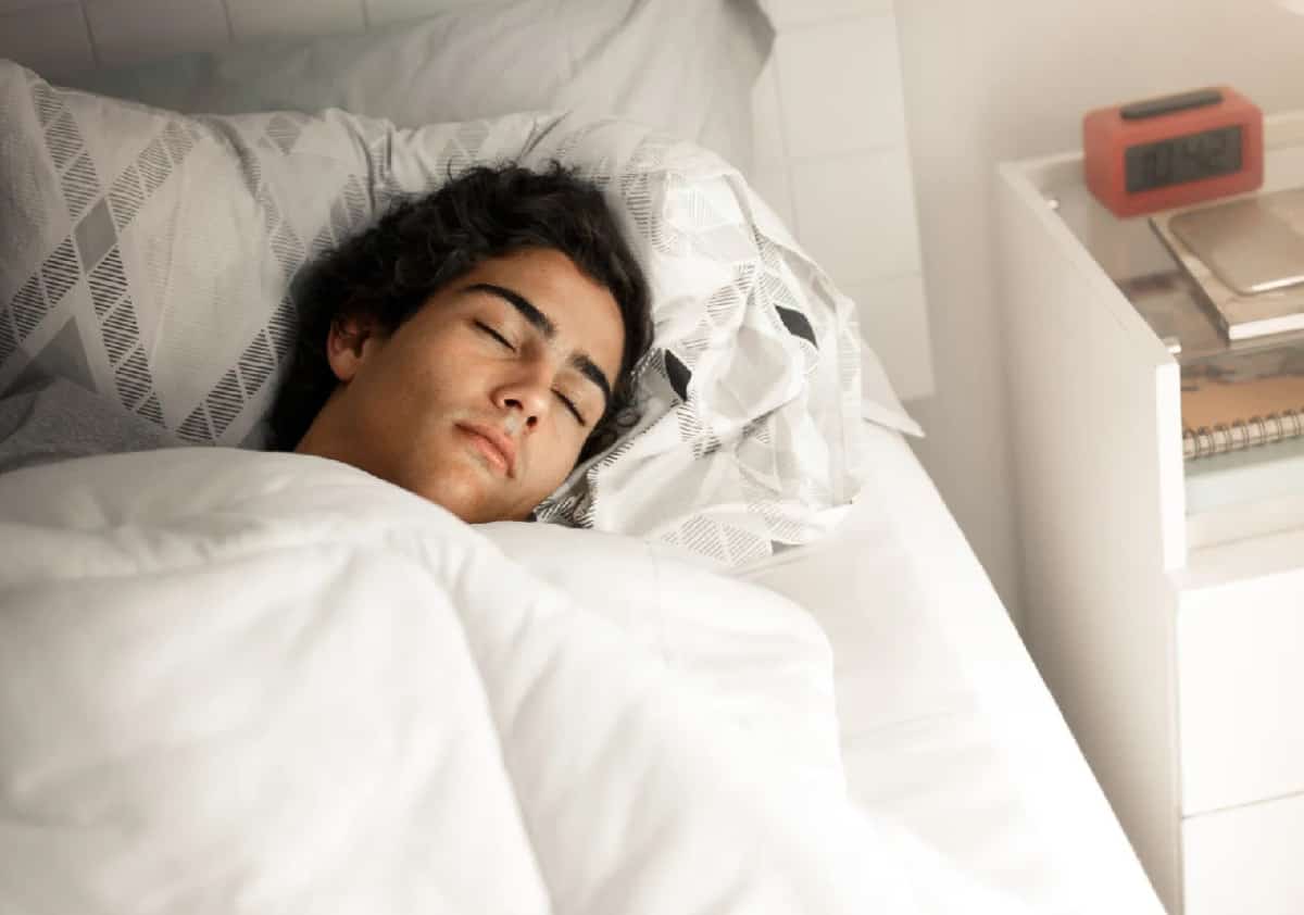 הורים, אל תעירו: פסיכולוגים מסבירים למה חשוב לתת למתבגרים לישון בסופ"ש