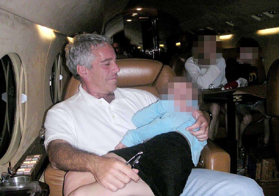 חשיפה: תמונות של נערה צעירה מתכרבלת עם אפשטיין בטיסה על ה'לוליטיה אקספרס' אחרי VIP "הכל כלול" בדיסניוורלד