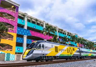 מווסט פאלם ביץ' לפסטיבל הענק במיאמי: הרכבת שהופכת למסיבת סיילנט דיסקו