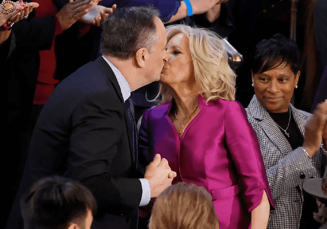 אולי הרגע המביך של השנה: הנשיקה בין הגברת הראשונה לבעלה של סגנית הנשיא 