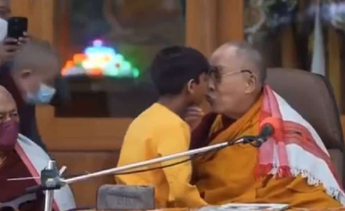 הדלאי לאמה ביקש מילד למצוץ את לשונו ולנשקו - פרסם התנצלות על המקרה