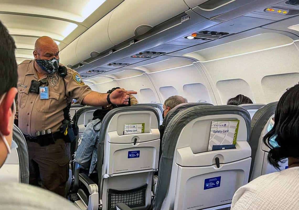 הסוף לתקריות האלימות בשחקים? משרד המשפטים מגביר את המאבק כנגד המתפרעים בטיסות