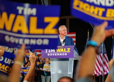 מהבטחה לאומית לקריסה פוליטית: טים וולץ פורש מהמרוץ למושל מינסוטה על רקע הונאת רווחה חסרת תקדים