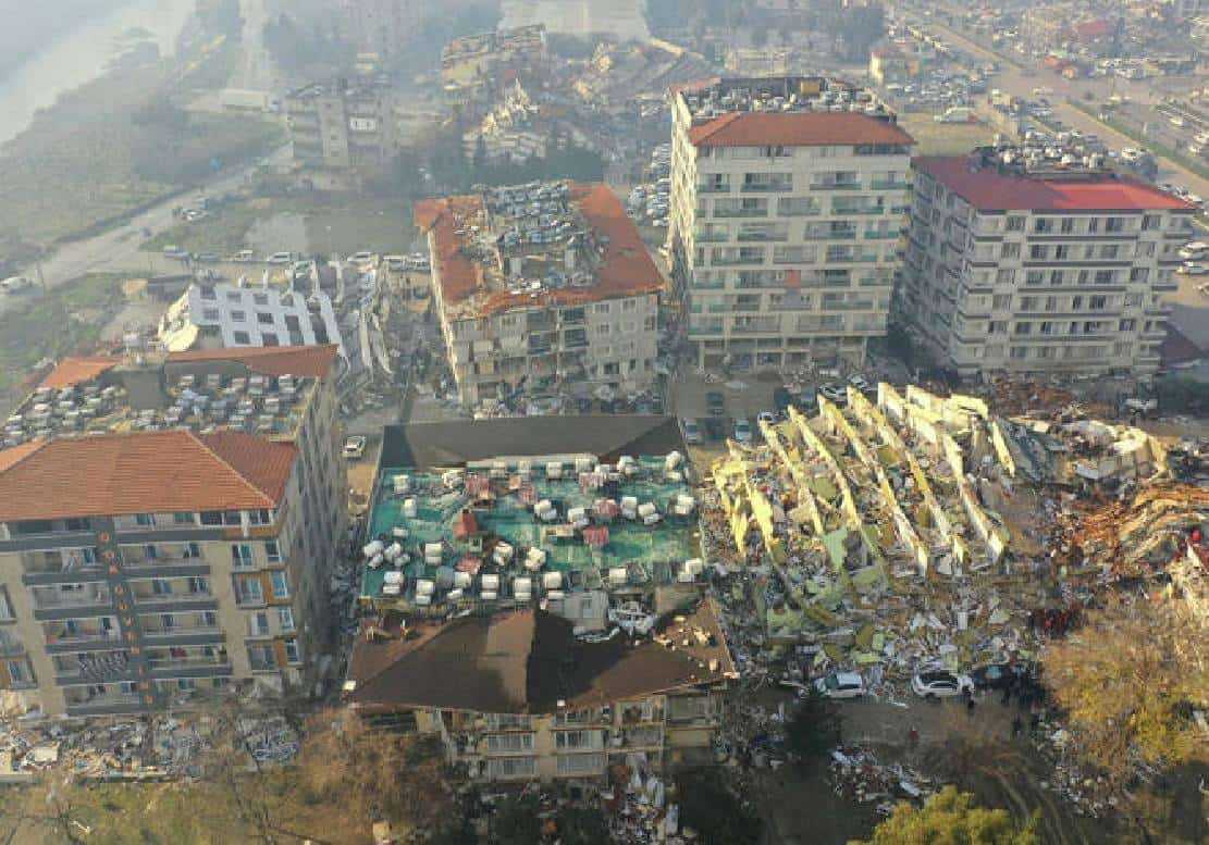 285 רעידות אדמה - יותר מ-7,000 הרוגים, טורקיה הכריזה על מצב חירום