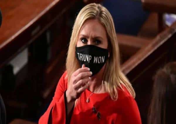 חברת הקונגרס הגיעה לטקס השבעה כשעל פניה מסכת "טראמפ ניצח"