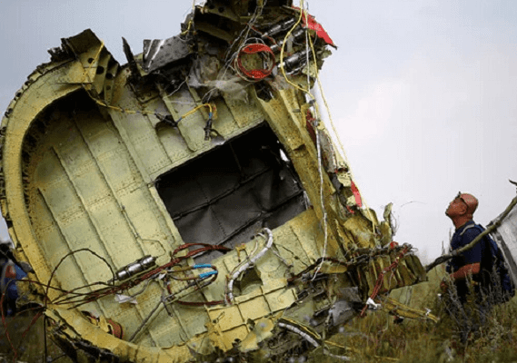 חוקרים: המטוס המאלזי הופל מעל אוקראינה בטיל שהגיע מרוסיה