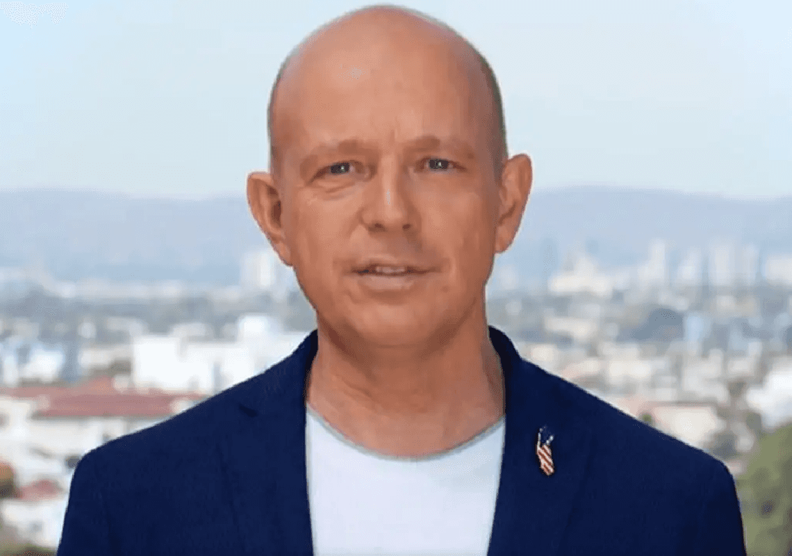 מתמודד חדש במירוץ למושלות קליפורניה: יליד בריטניה שהפך לפרשן 'פוקס ניוז'