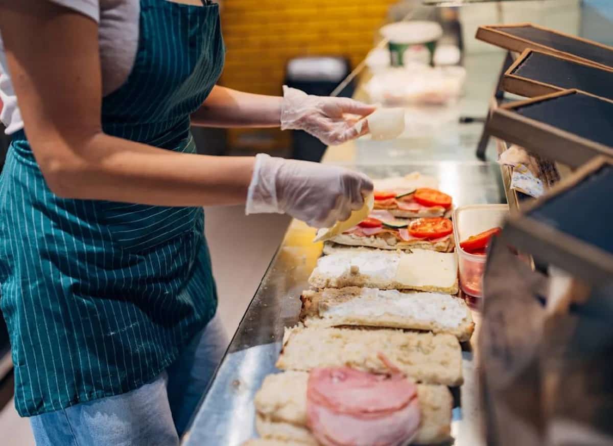 שכר של 20 דולר לשעה, פחות שעות עבודה ומחירים שזינקו: הניסוי הכלכלי הגדול של קליפורניה שנכשל