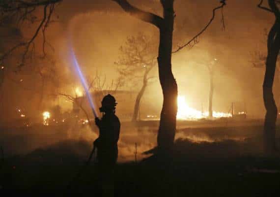 יוון: 50 הרוגים בשריפה ליד אתונה; הממשלה ביקשה את עזרת האיחוד האירופי