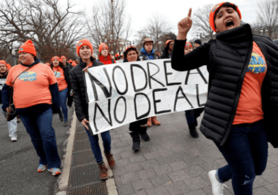 היחס למהגרים צעירים יוצר קרע במפלגה הרפובליקנית; האם נראה מרד של אי-אמון?