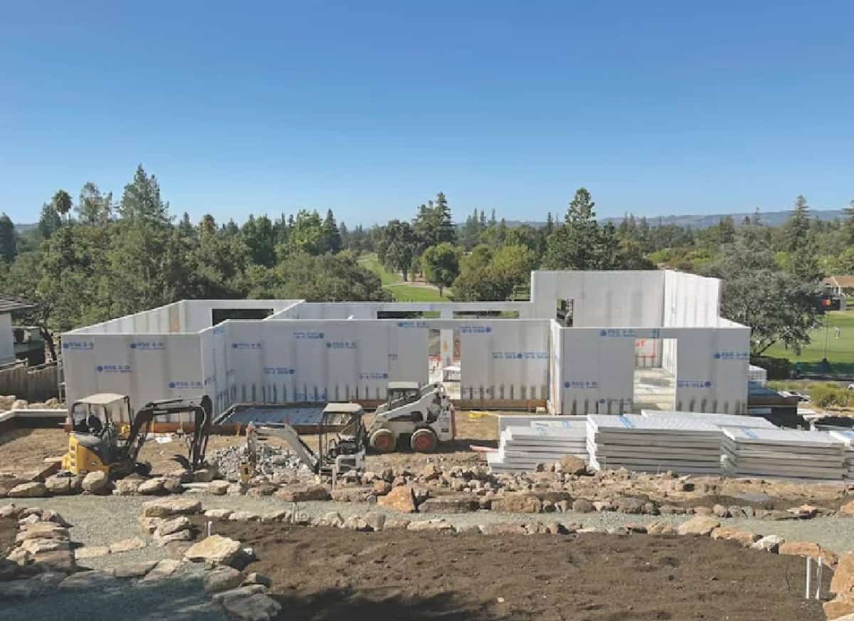 המכסים חונקים את השיקום: כך המדיניות הכלכלית פוגעת בבנייה בלוס אנג'לס