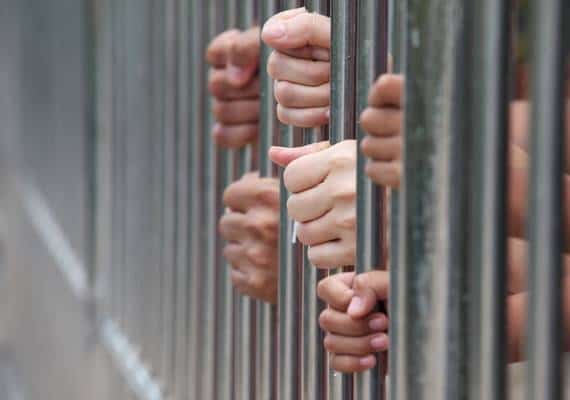 צפו: תקיפה בתא מעצר בברוקלין הסתיימה בתרגיל ג'ודו מפיל