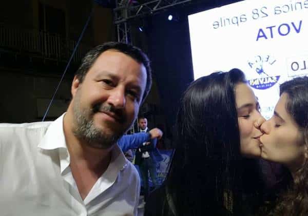 פוליטיקאי הואשם בשנאת להט"ב: שתי צעירות הפתיעו אותו בסלפי