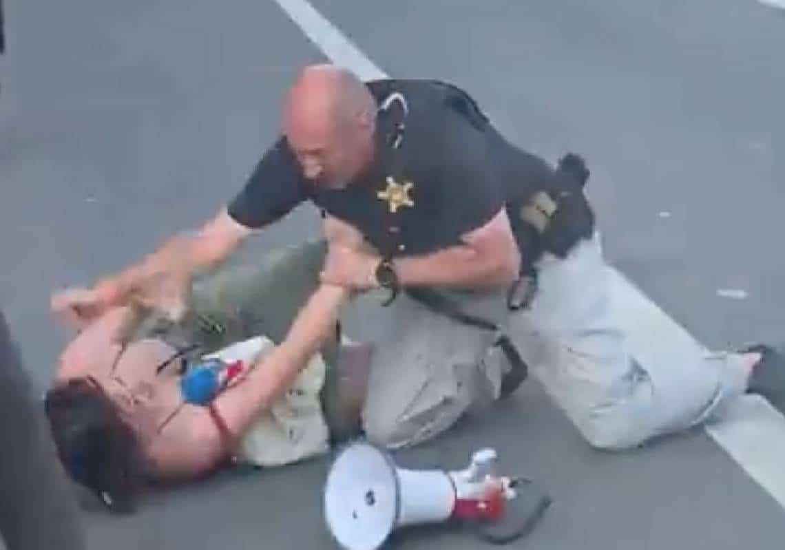 צפו - LAPD מאבדים את הראש: פעילה רצה ליד שיירת הנשיא ומיד הוטחה לרצפה וקיבלה מכות רצח ממשטרת לוס אנג'לס