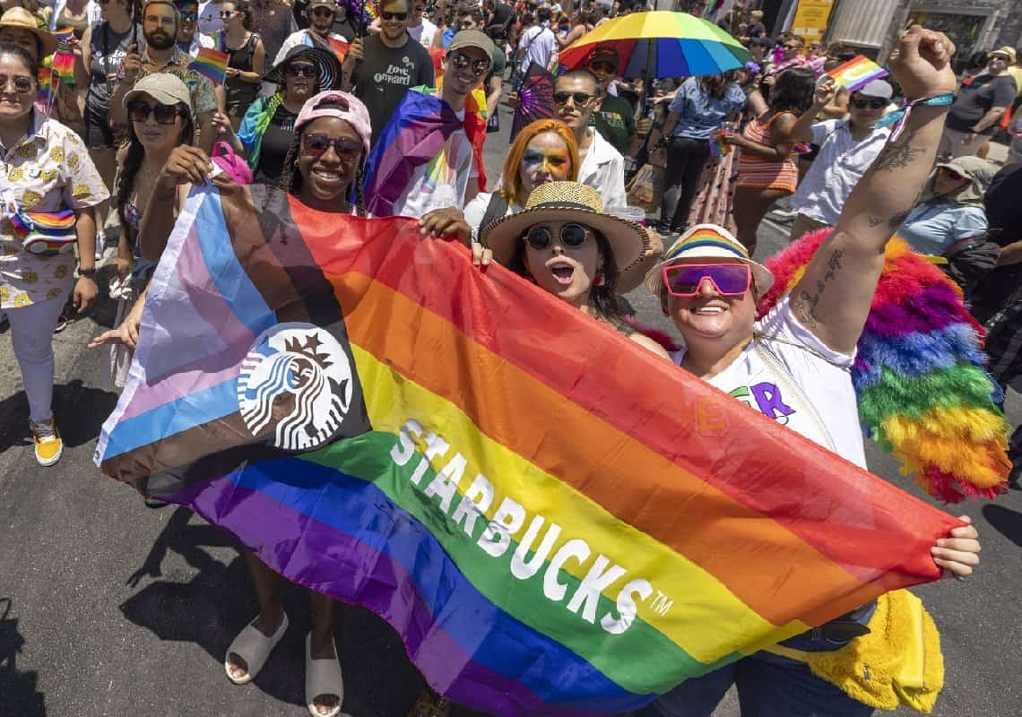 אלפי עובדים סטארבקס ישבתו בטענה שנאסר עליהם לקשט את הסניפים לכבוד חודש הגאווה