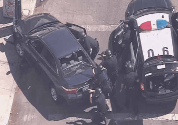 לוס אנג'לס: הרוגה אחת באירוע ירי ובני ערובה בטריידר ג'ו בסילבר לייק; החשוד נכנע ונעצר