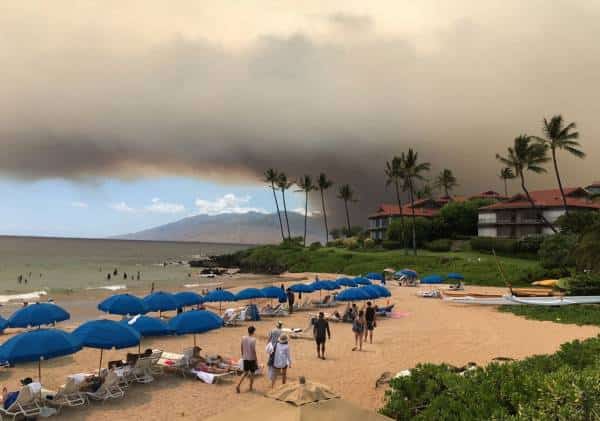 שריפת חורש פרצה במאווי, אלפים פונו מבתיהם
