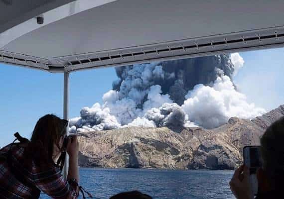 "אין על האי סימני חיים":  הרוגים בשטח, ועשרות נעדרים בהתפרצות הר הגעש בניו זילנד